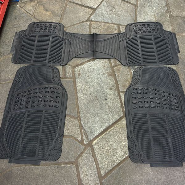 Alfombra Piso De Goma Auto Universal 3 PIEZAS - Imagen 4