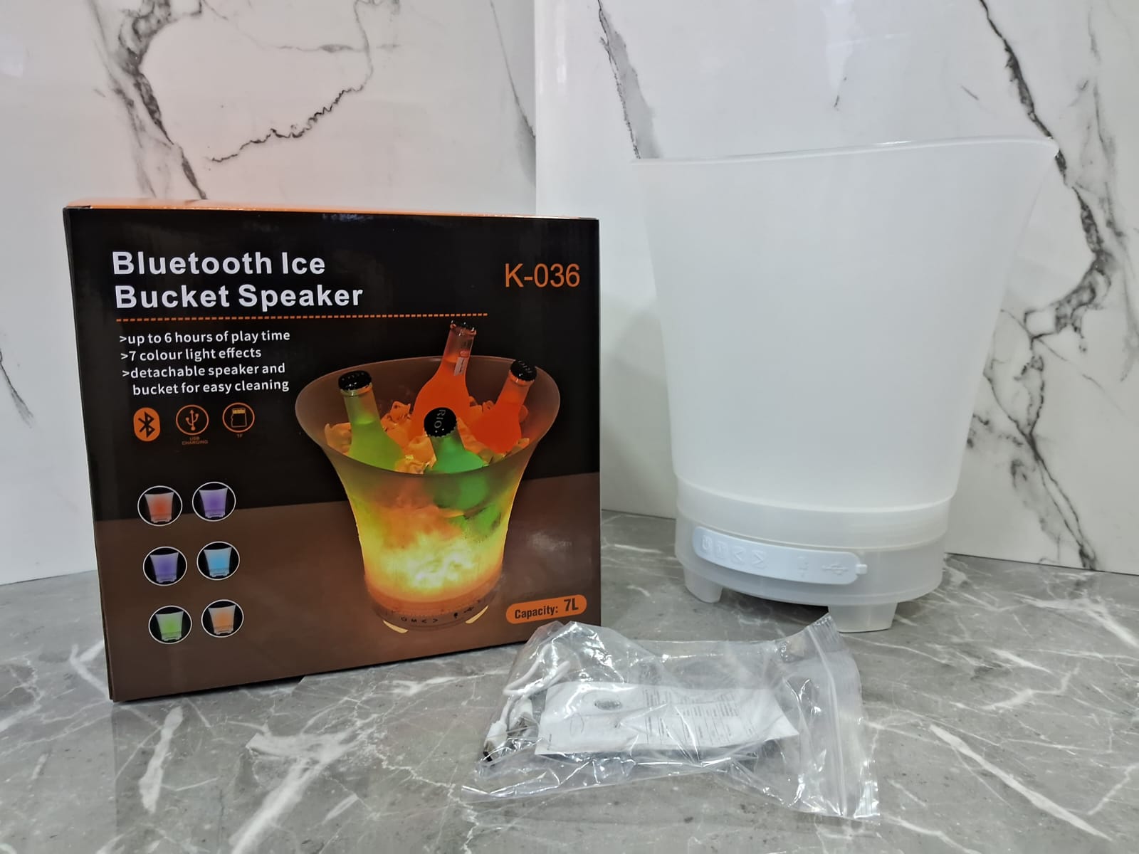 HIELERA CUBETA CON PARLANTE BLUETOOTH LED LUCES - Imagen 2